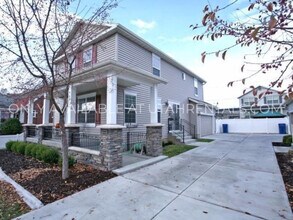 Building Photo - 466 S 400 W