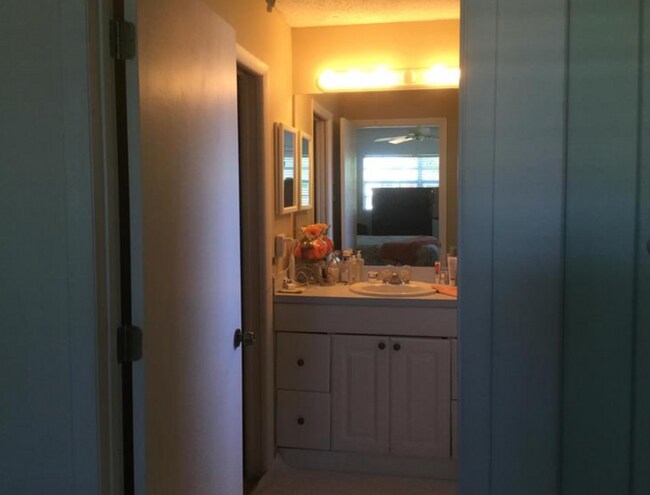 Foto del edificio - 1222 S Lakes End Dr