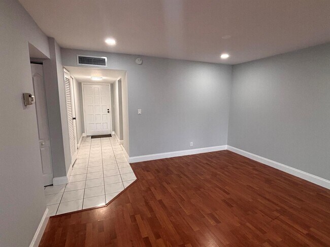 Foto del edificio - 6100 S Falls Circle Dr