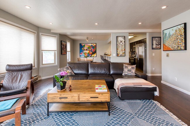 Building Photo - Lovely Home Located in Mt. Davidson Manor