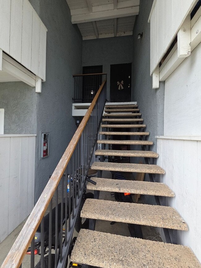 Building Photo - Spacious 2 Bedroom 2 Bath Upstairs Condominium