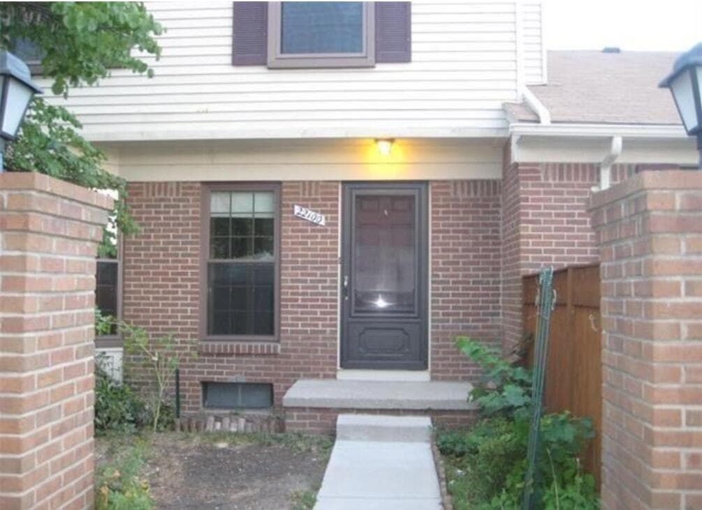Primary Photo - 22100 Edgewater