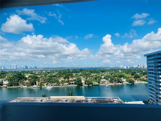 Foto del edificio - 5825 Collins Ave