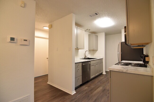 Building Photo - 2245 Hilltop Loop