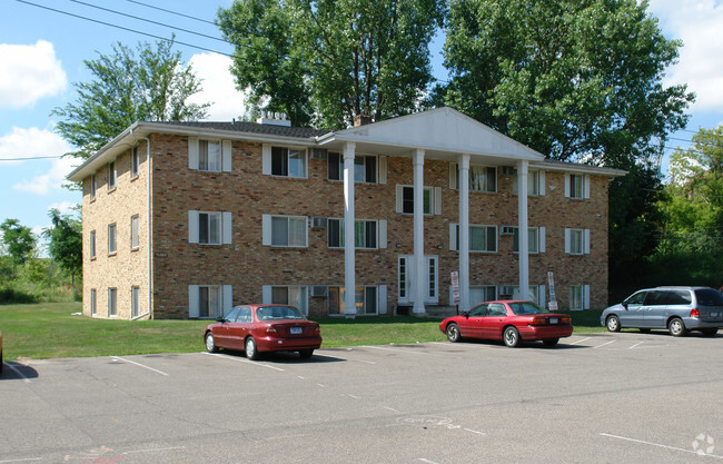 Building - Colonial Apartments