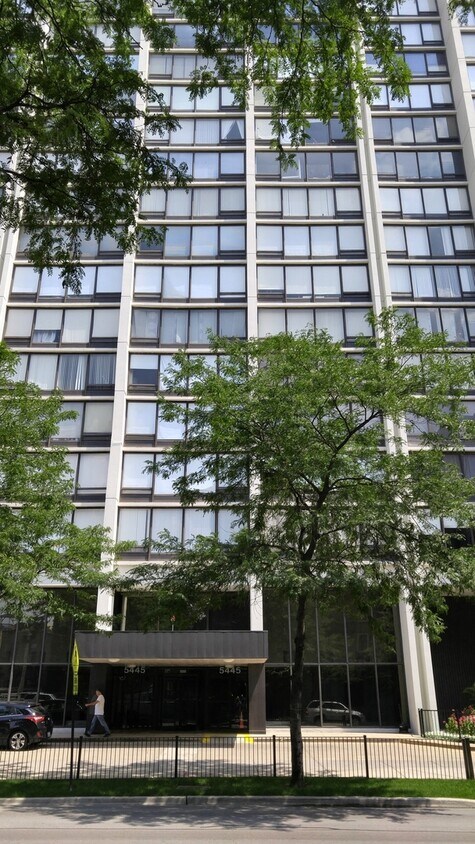 Foto principal - 5445 N Sheridan Rd