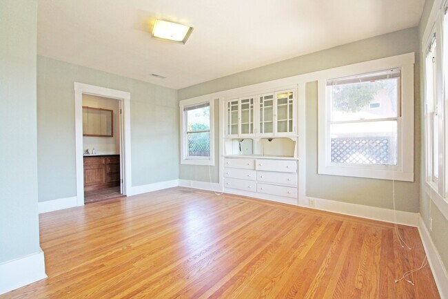 Building Photo - Wonderful 3 Bd/2Ba Family Home in Glenview...