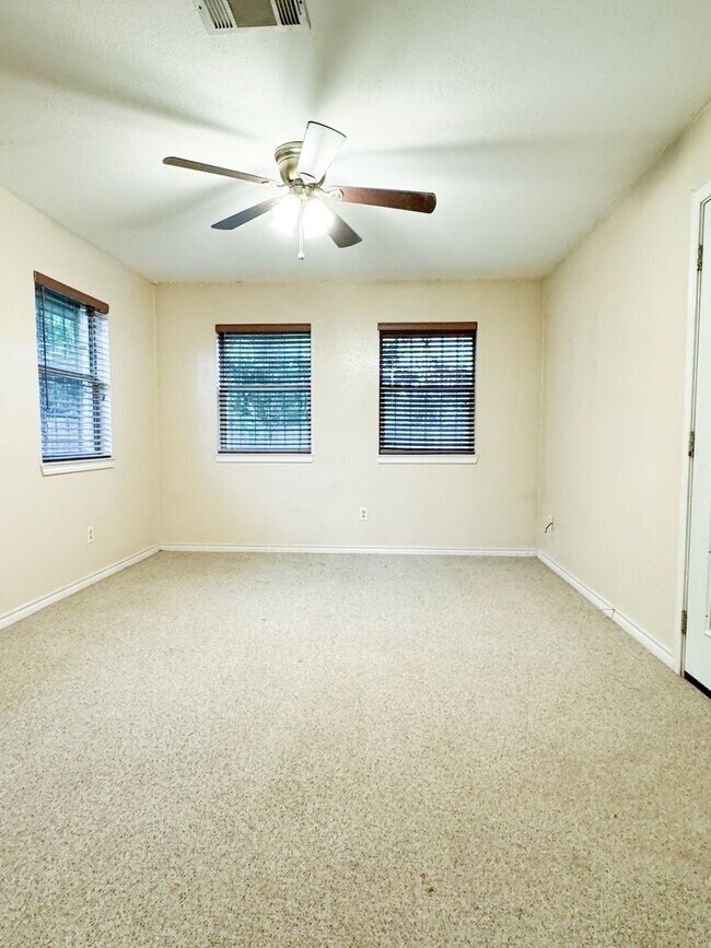 Building Photo - Adorable home on Corner Lot