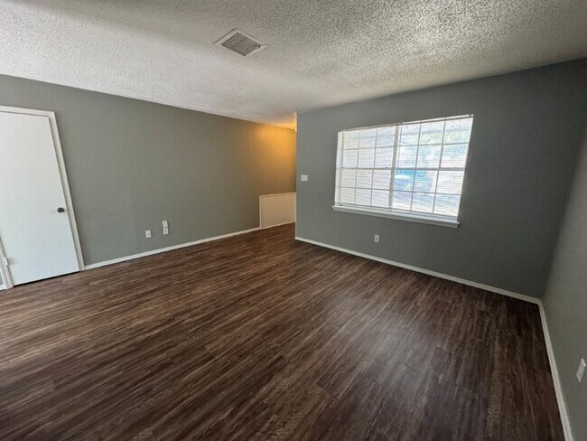 Foto del edificio - Newly remodeled with New Luxury Vinyl Plan...