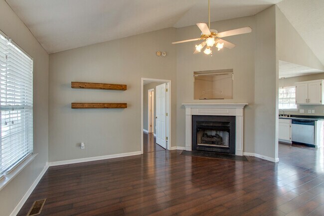 Foto del edificio - 1020 Saddlestone Dr