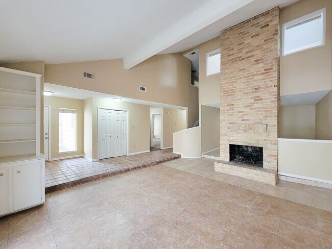 Foto del edificio - Come and view this open floor plan with much potential. Formal and dining room, granite counters,...