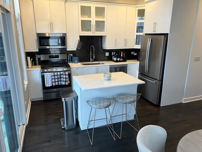 Foto del edificio - 937 N Willard Ct