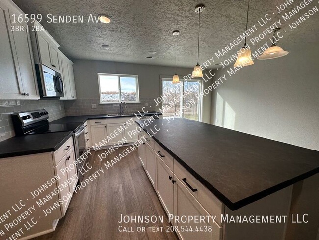 Building Photo - Stunning Newer 3-Bedroom Home with Modern ...