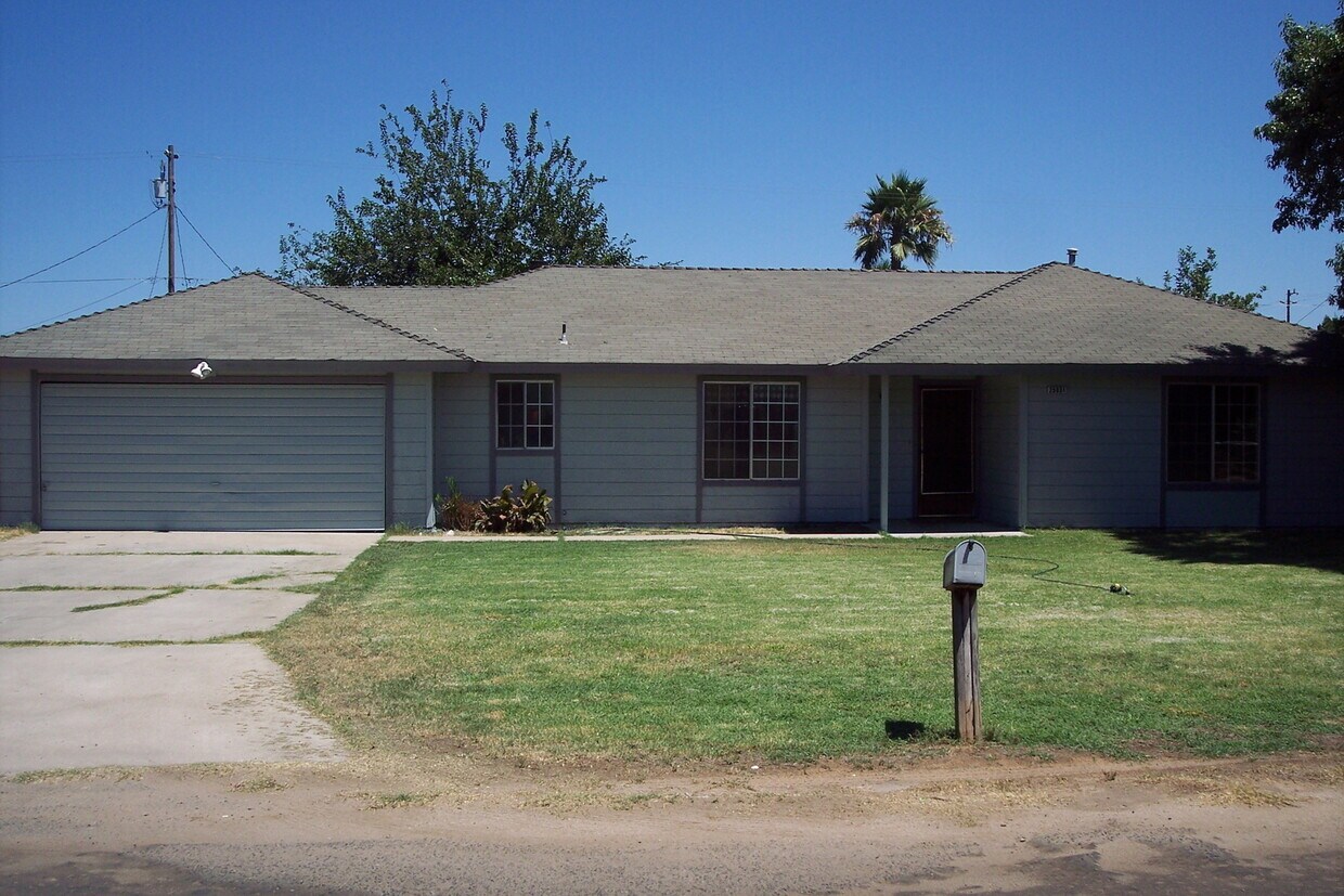 Primary Photo - Charming 3 Bed, 2 Bath Home on a large lat...