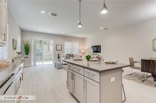 Building Photo - 3 br, 2.5 bath House - 637 SW 12th Ave 1