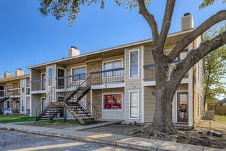Building Photo - Room in Apartment on West Loop