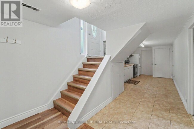 Photo du bâtiment - 3519 Laddie Crescent
