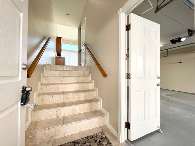 Building Photo - Spectacular tri-level townhome on the SAND!!