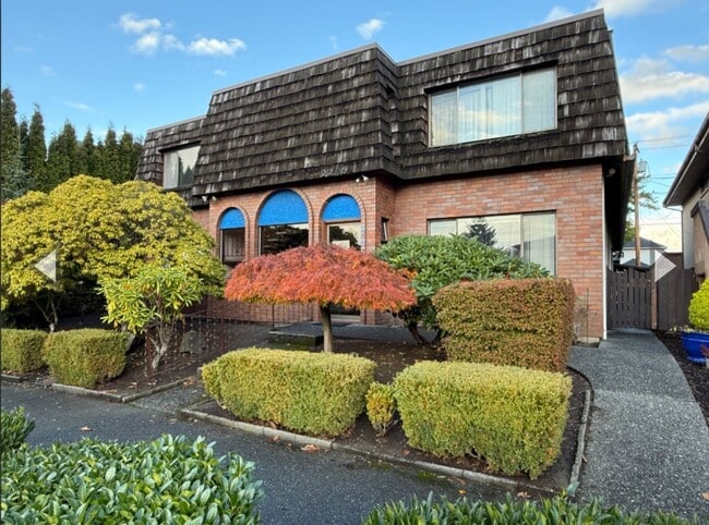 Foto del edificio - Charming Retro-Style 2BR in Prime Downtown Location