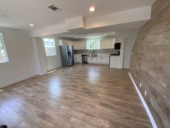 Spacious bright communal kitchen and dining room living room - 10925 Hesby St