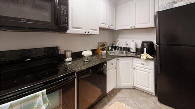Building Photo - 3740 Inverrary Dr