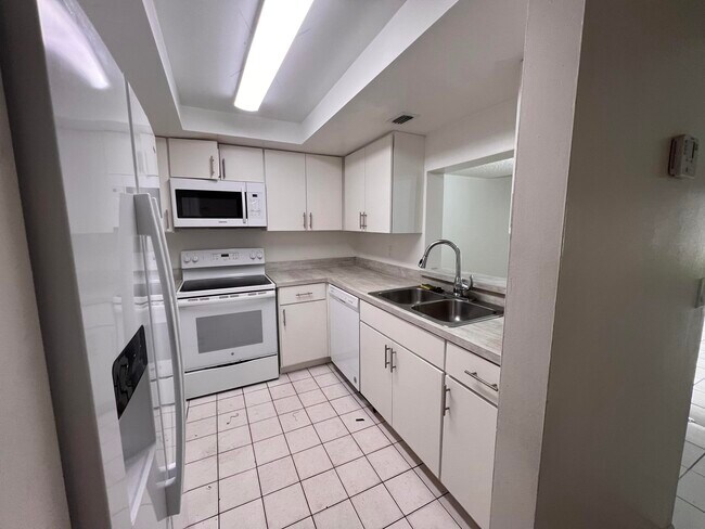 Foto del edificio - 65 Deer Creek Rd