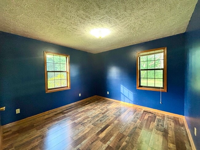 Building Photo - Country Living