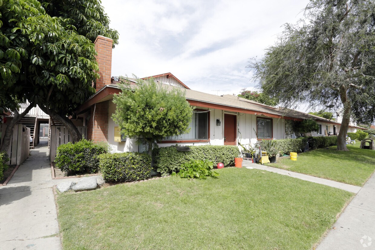 Building Photo - 17061-17091 Altadena Dr