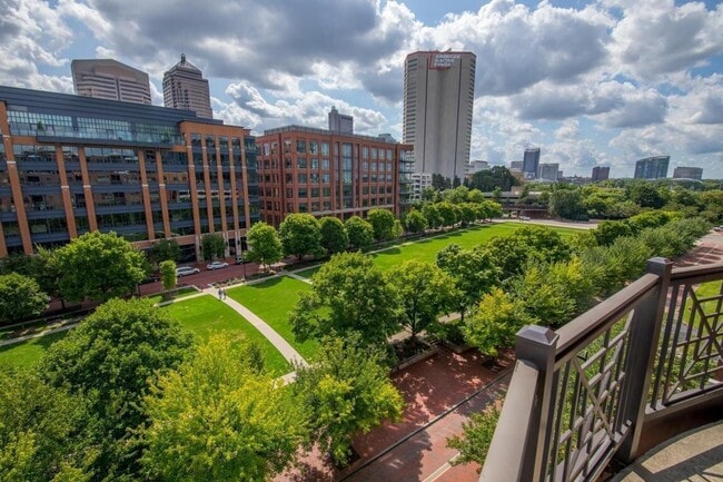 Building Photo - 250 Daniel Burnham Square