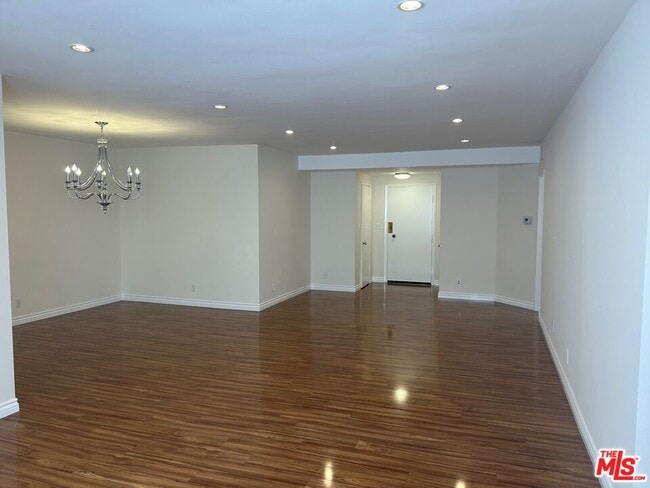 Building Photo - 237 N Almont Dr