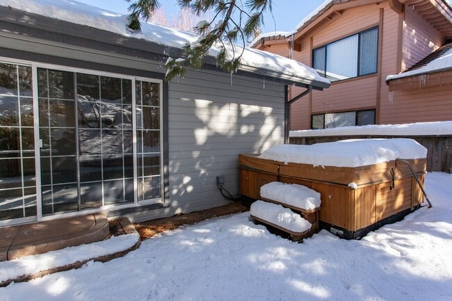 Foto del edificio - 3654 Hemlock Way