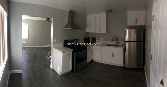Building Photo - 2 bedroom, 1 bathroom home with garage and...