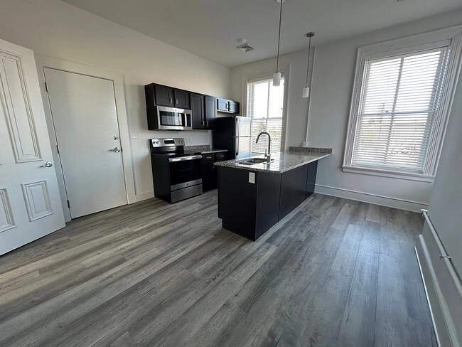 Foto del edificio - 325 W Market St