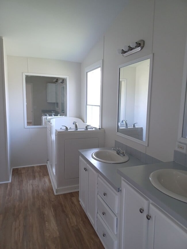Building Photo - Freshly Remodeled