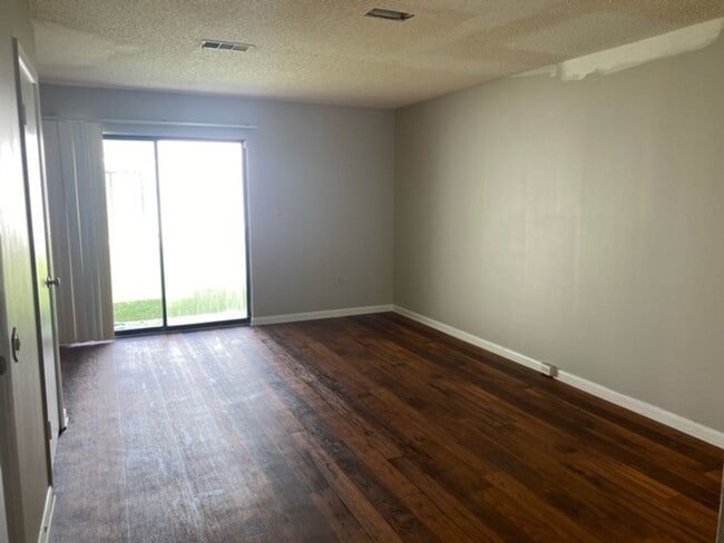 Building Photo - 2 Bedroom/1.5Bath Townhome on Bemiss
