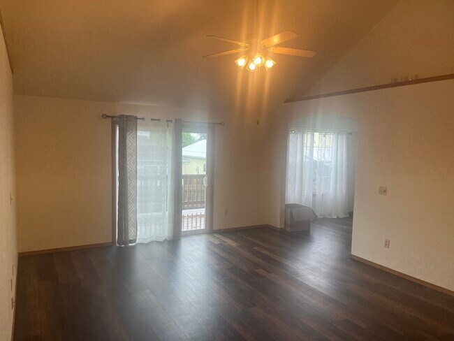 Building Photo - 888 S Hickory Ln