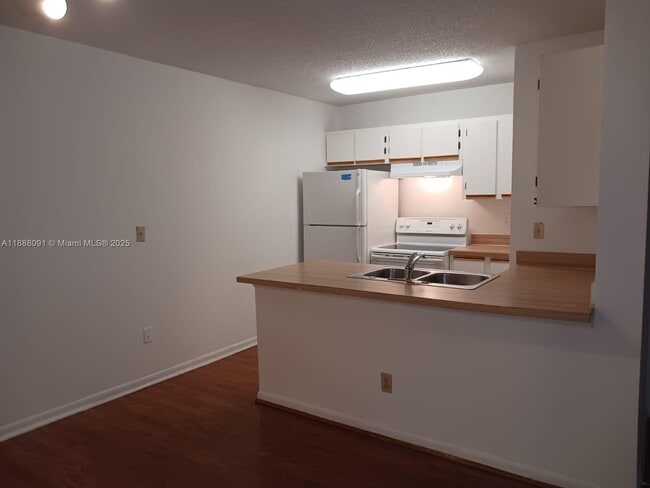 Foto del edificio - 18328 NW 68th Ave