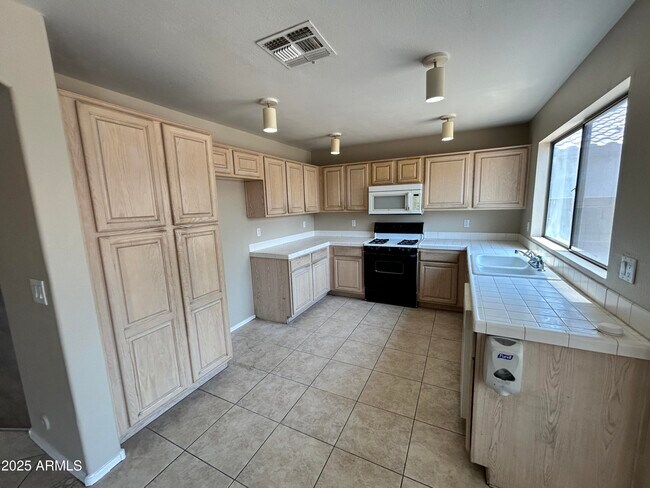 Foto del edificio - 8239 W Voltaire Ave