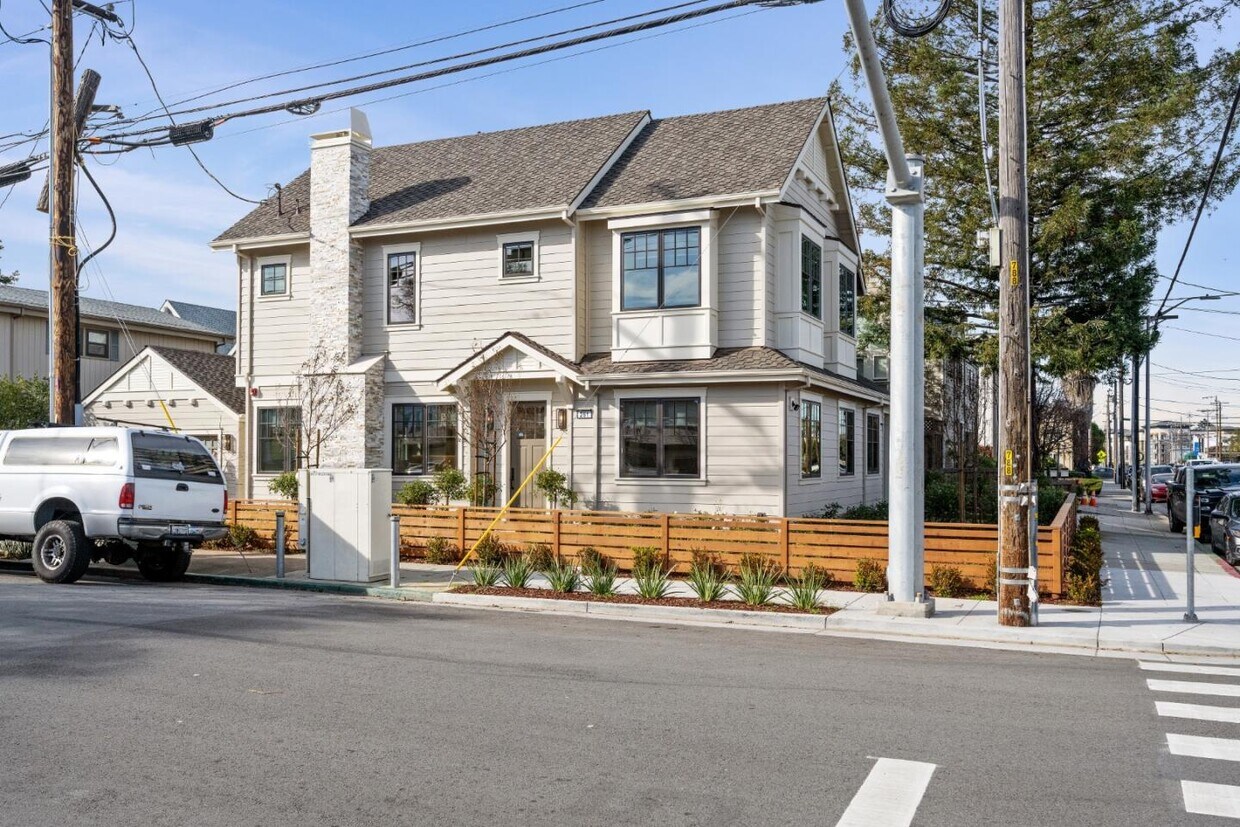 Primary Photo - 261 E Bellevue Ave