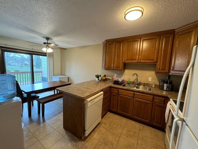 Foto del edificio - Great 3 BR/2 BA Townhome in Vadnais Heights!
