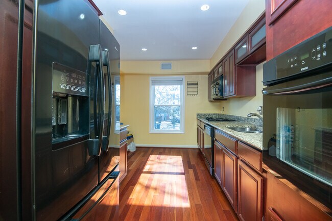 Building Photo - 813 Floral Pl NW