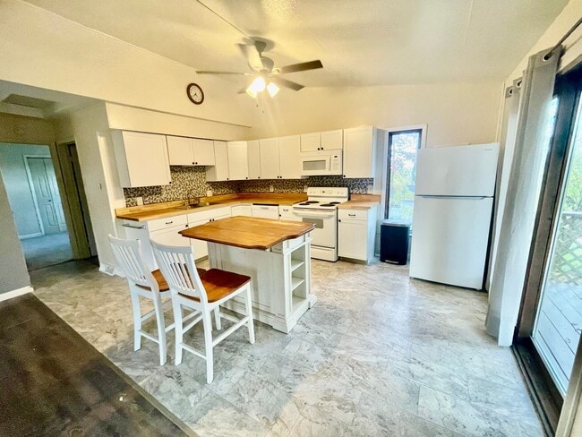 Building Photo - MUST SEE! 3 Bed 1 Bath Aliquippa PA
