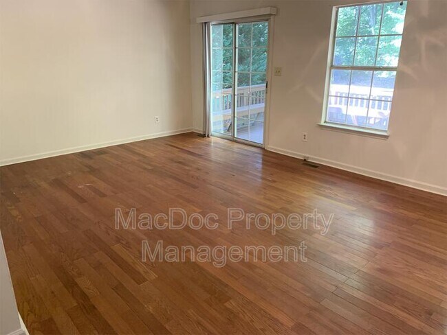 Foto del edificio - 10900 Crestwood Dr