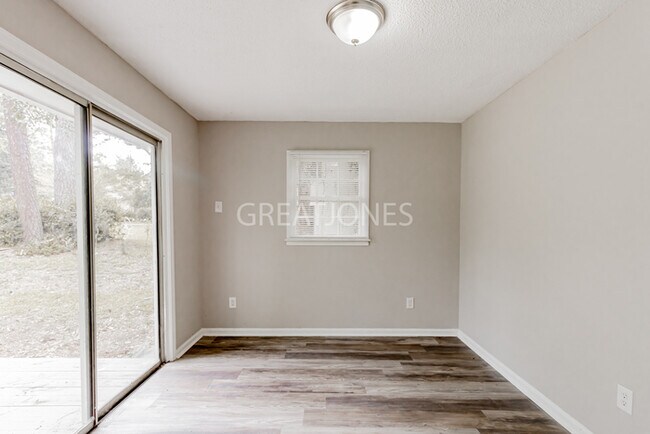 Building Photo - Charming 4 Bedroom in Macon!