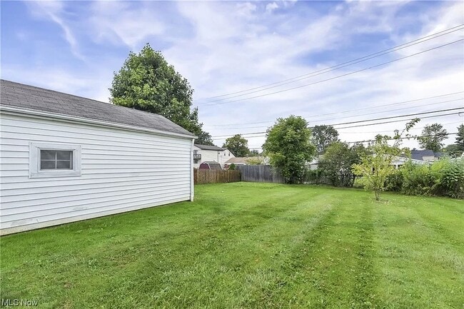 Building Photo - 1698 Hawthorne Dr