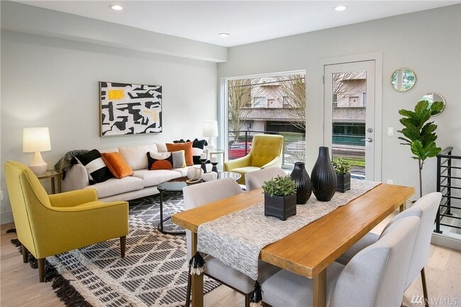 Building Photo - $500 Off 1 mo. Rent w/ Move in by 7/15 - S...