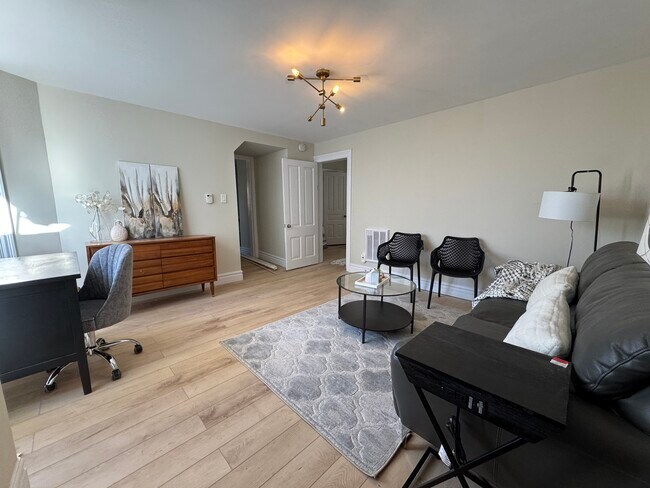 Espace de vie meublé - 740 Lorne Av