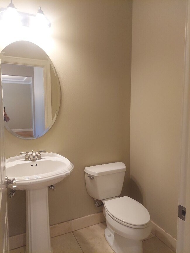 Building Photo - 3 Bed 3 Bath Home in East Medford