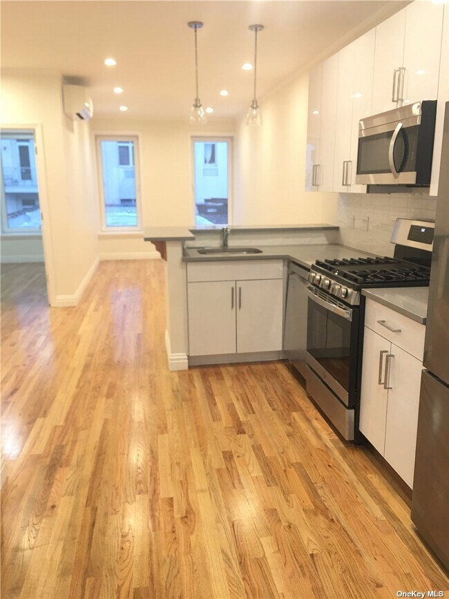 Foto del edificio - 60-81-81 Myrtle Ave