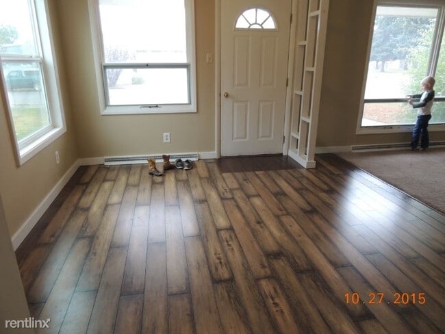 Building Photo - 3 br, 1.5 bath Townhome - 220 5th St W